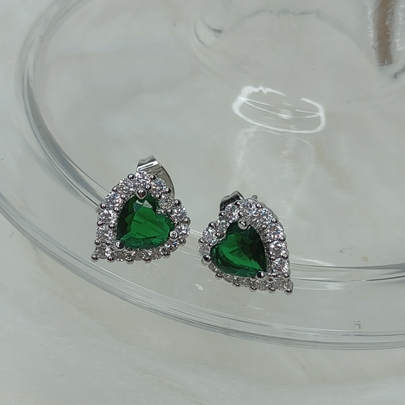 Elegant Silver and Green Heart Necklace - Picture 9 of 17